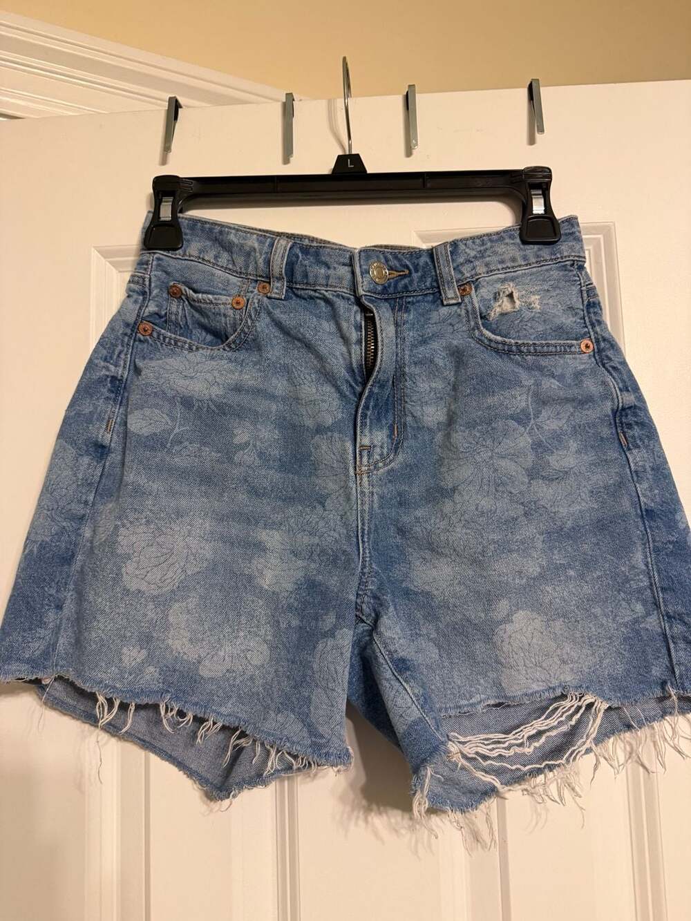 American Eagle Women's Floral Print High-Rise Distressed Cut-Off Denim Shorts